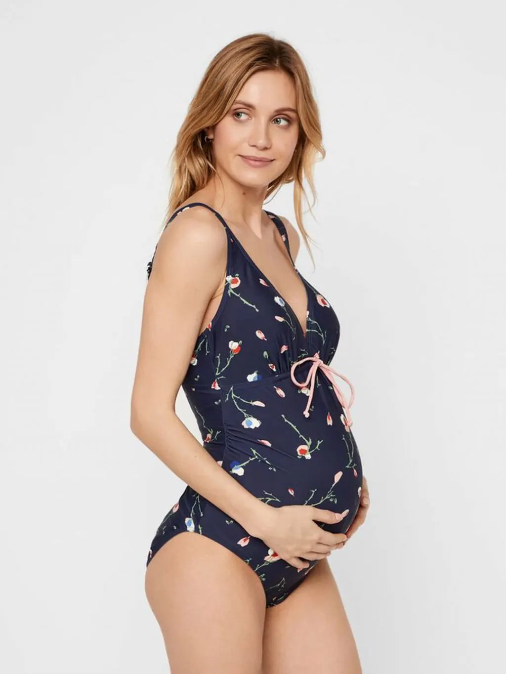 Maillot de bain femme enceinte : un maillot de bain semble-t-il différent ?