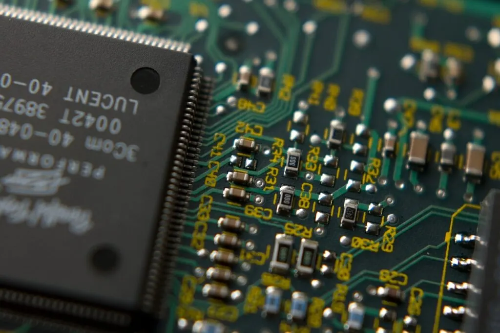 découvrez l'univers des semi-conducteurs, composants essentiels des technologies modernes. explorez leur rôle dans l'électronique, l'innovation et les avancées technologiques d'aujourd'hui.