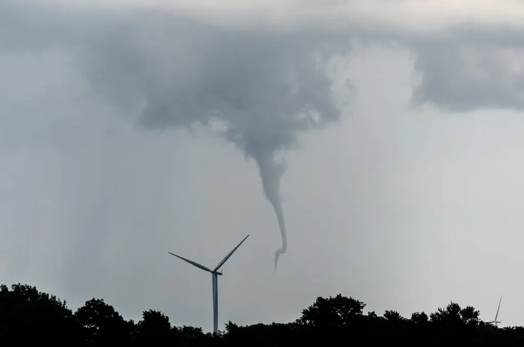 découvrez le phénomène fascinant du nuage en entonnoir, une manifestation spectaculaire des tempêtes. apprenez comment ces formations nuageuses se forment, leur impact sur la météo et les précautions à prendre lors de leur apparition.