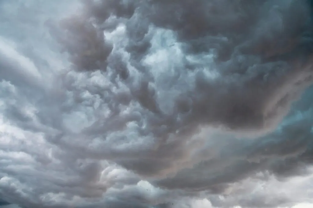 découvrez les tempêtes de poussière, phénomènes naturels fascinants qui bouleversent les paysages et l'environnement. apprenez comment elles se forment, leurs impacts sur la santé et l'agriculture, ainsi que les mesures à prendre pour se protéger contre ces tempêtes féroces.