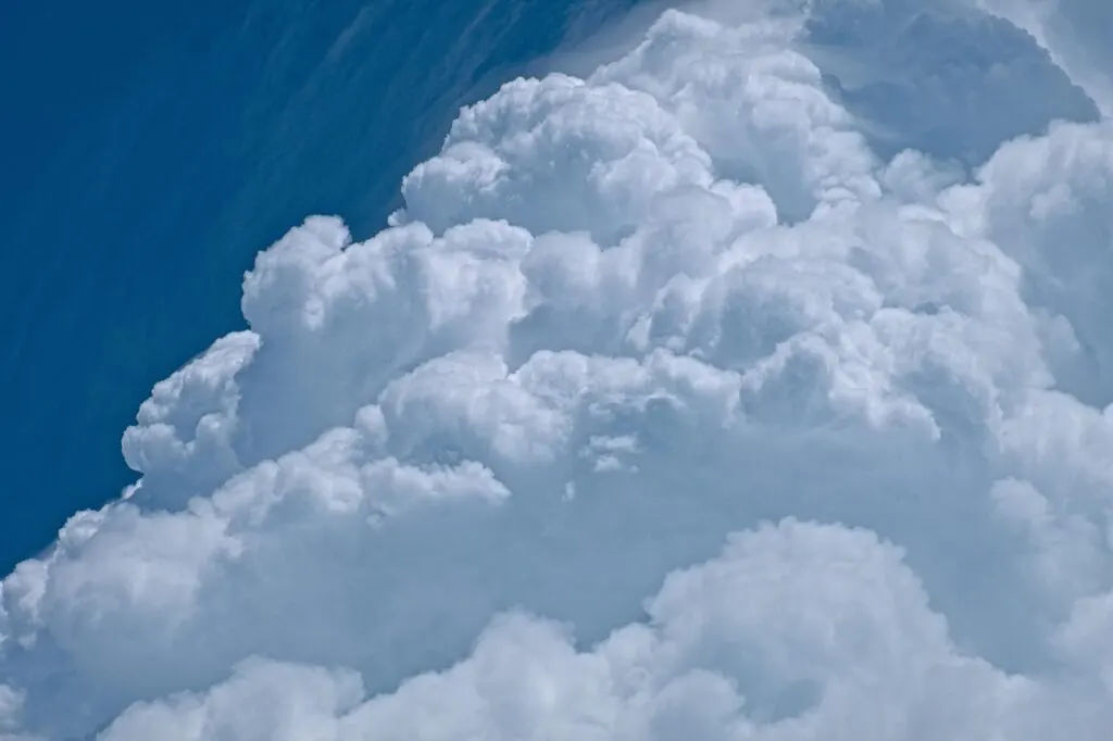 découvrez les menaces pesant sur le cloud, leurs impacts sur la sécurité des données et les meilleures pratiques pour protéger votre infrastructure numérique. restez informé et proactif face aux défis de la cybersécurité dans l'environnement cloud.