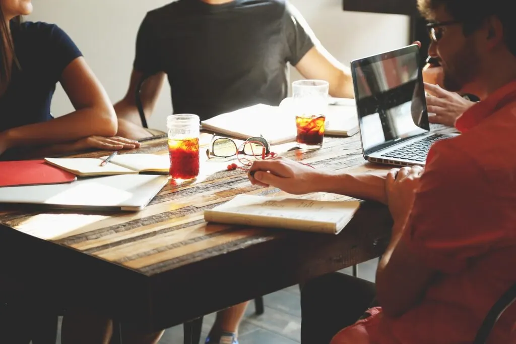 découvrez l'importance des partenariats dans le monde des affaires et comment ils peuvent propulser votre entreprise vers de nouveaux sommets. apprenez à établir des collaborations fructueuses pour maximiser vos opportunités.