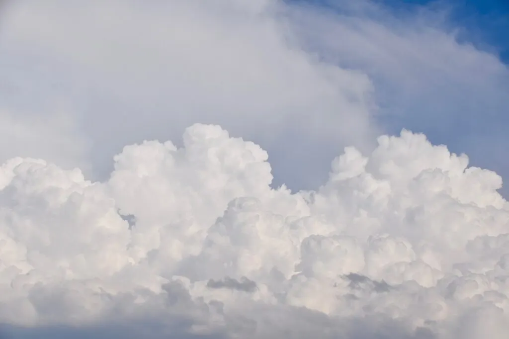 découvrez les prévisions météorologiques actuelles et à venir pour votre région. restez informé des conditions climatiques, des alertes et des conseils pour chaque saison.