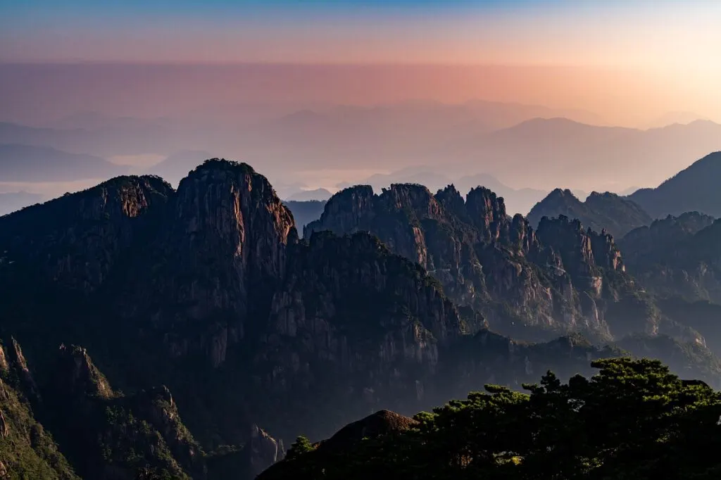 découvrez la chine, un pays fascinant alliant traditions millénaires et modernité, destinations incontournables, cuisine savoureuse et paysages époustouflants. explorez sa culture, son histoire et ses attractions touristiques uniques.