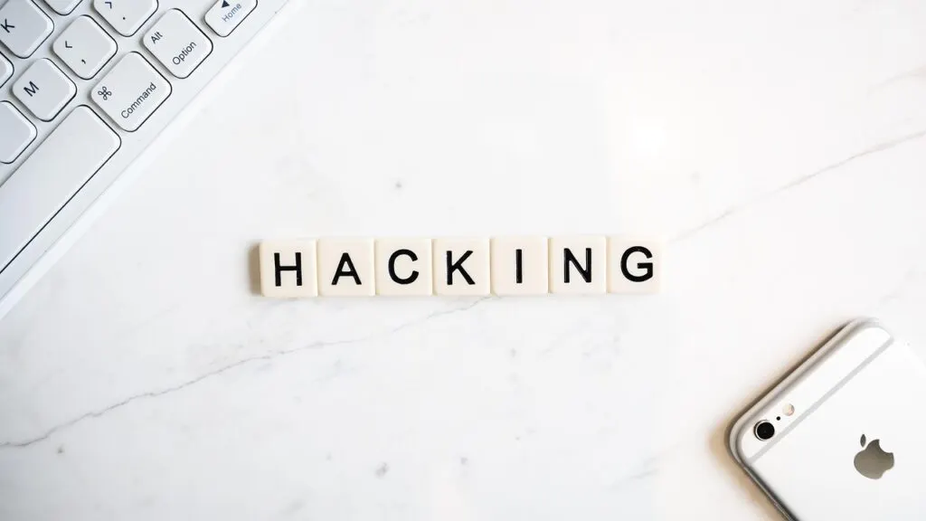découvrez comment la cybercriminalité menace les infrastructures cloud et les meilleures pratiques pour sécuriser vos données et systèmes dans le cloud.