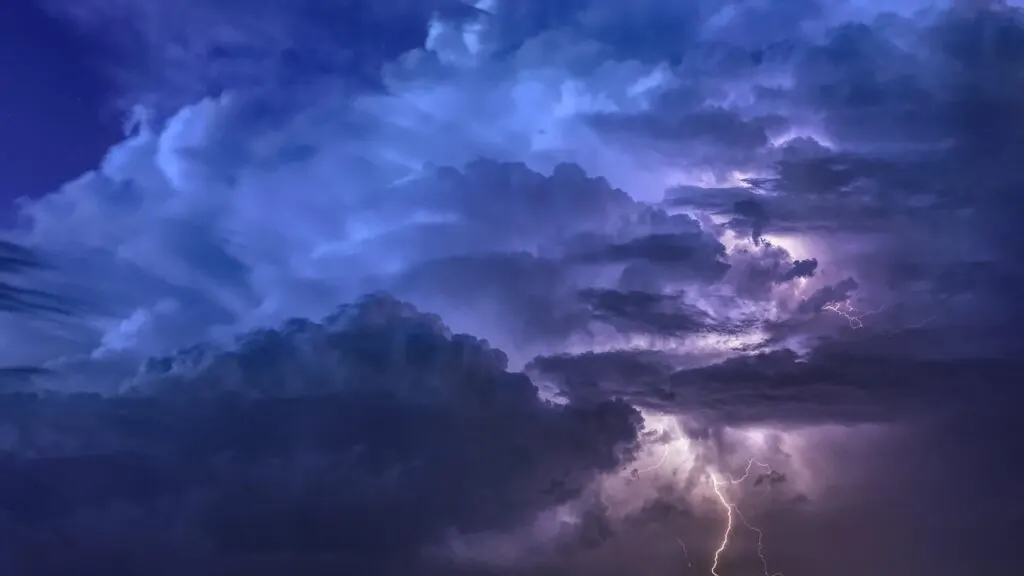 évaluez le risque d'orage dans votre région avec nos prévisions précises et restez informé pour garantir votre sécurité.