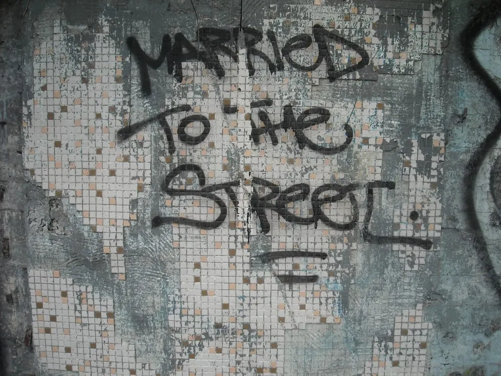 découvrez tout sur le vandalisme : causes, conséquences et comment prévenir ces actes de dégradation contre les biens publics et privés.