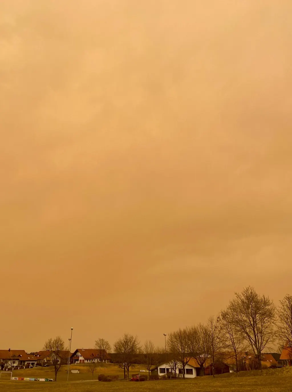 découvrez tout sur le phénomène des nuages de poussière : formation, impact environnemental et conseils pour se protéger efficacement.
