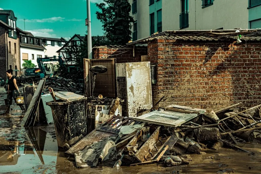 découvrez les causes, impacts et solutions face aux inondations urbaines pour mieux comprendre et gérer les risques en milieu citadin.