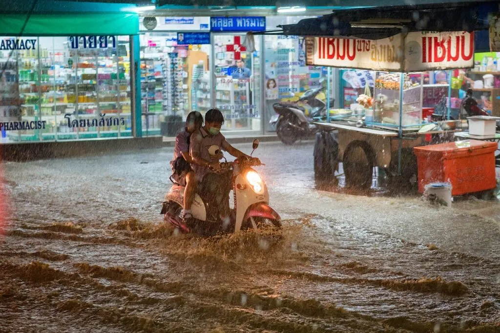 découvrez les causes et les impacts des inondations urbaines ainsi que les solutions pour prévenir ces risques et protéger les zones urbaines.