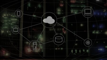 le cloud computing désigne la fourniture de services informatiques à distance via internet, offrant une flexibilité et une évolutivité pour les entreprises.