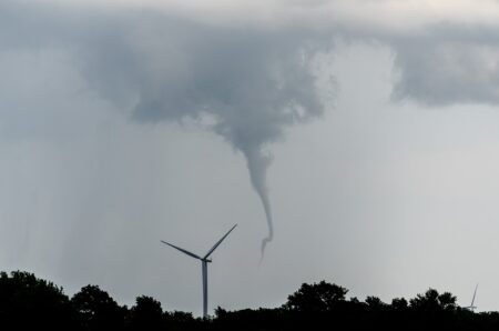 découvrez le phénomène fascinant du nuage en entonnoir, une manifestation spectaculaire des tempêtes. apprenez comment ces formations nuageuses se forment, leur impact sur la météo et les précautions à prendre lors de leur apparition.