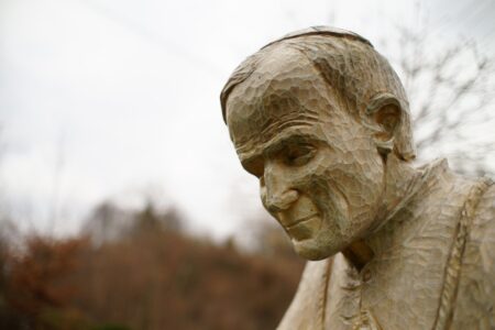 découvrez tout sur le pape, son rôle, son histoire et son influence dans le monde catholique.