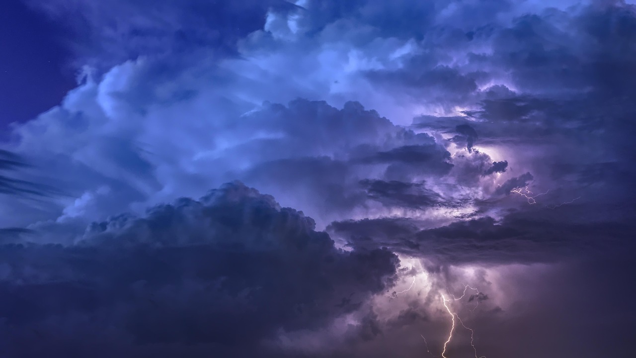 évaluez le risque d'orage dans votre région avec nos prévisions précises et restez informé pour garantir votre sécurité.