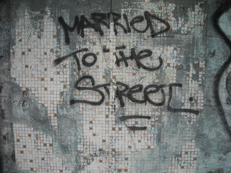 découvrez tout sur le vandalisme : causes, conséquences et comment prévenir ces actes de dégradation contre les biens publics et privés.