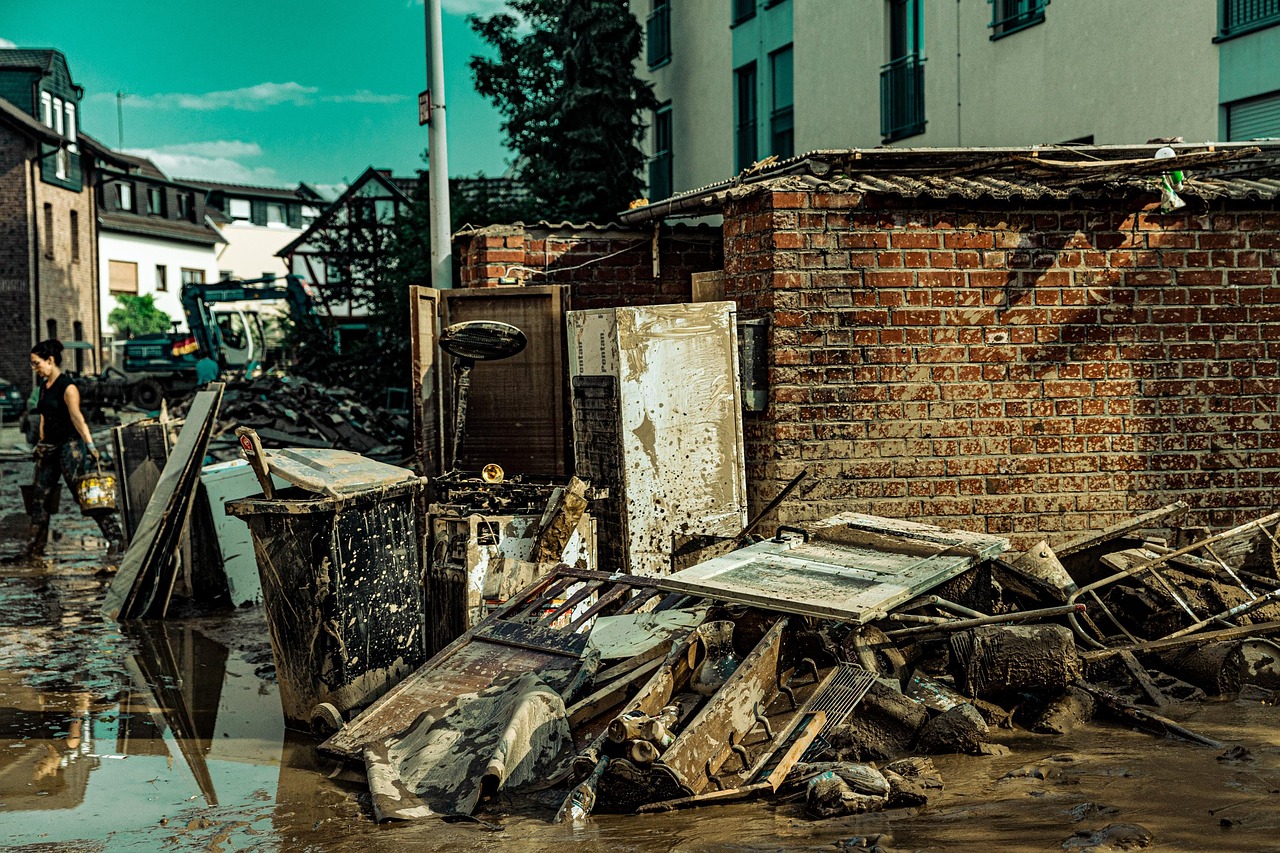 découvrez les causes, impacts et solutions face aux inondations urbaines pour mieux comprendre et gérer les risques en milieu citadin.